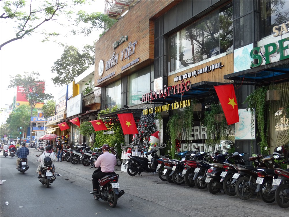 Nhiều nhà hàng, quán ăn, cafe  cờ  đã bay phấp phới để ủng hộ đội tuyển Việt Nam dành chiến thắng. 