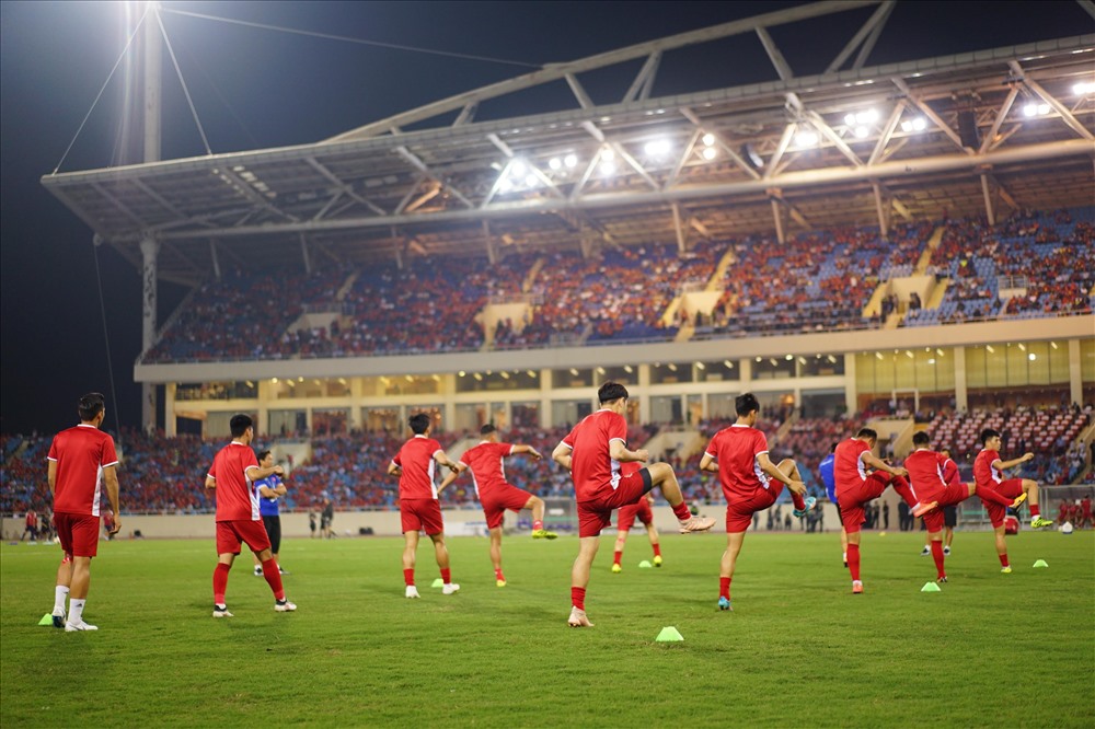 Đội tuyển Việt Nam bắt đầu khởi động trước trận bán kết với Philippines.