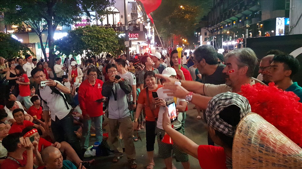 Hàng chục cổ động viên nước ngoài đang hòa cùng không khí lễ hội của người dân TPHCM.Ảnh: Trường Sơn 