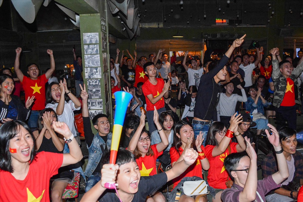 Khoảnh khắc trọng tài nổi còi kết thúc trận đấu, ấn định chiến thắng giành cho đội tuyển Việt Nam.