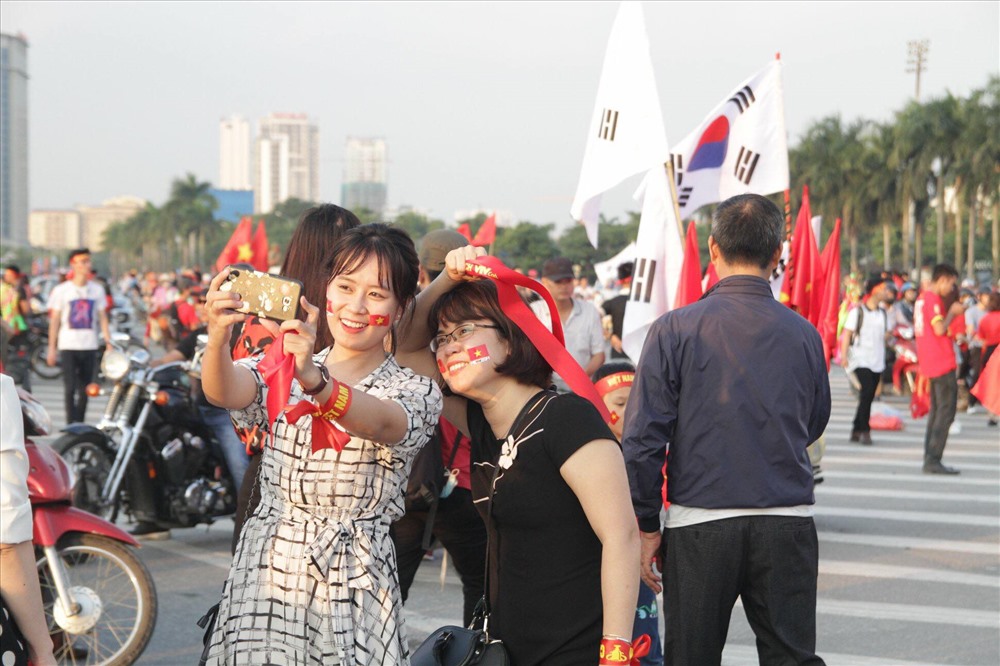 Các fan nữ cười rạng rỡ, tranh thủ chụp hình trước thềm trận đấu.