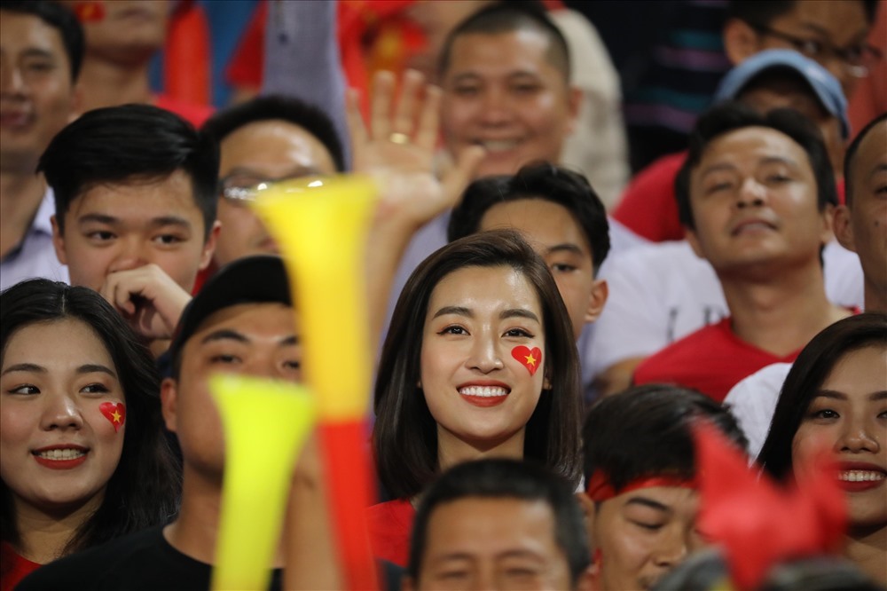 Trên khán đài, Hoa hậu Đỗ Mỹ Linh “đẹp” nổi bật giữa rừng hoa. Mùa AFF Cup 2018, người luôn đến tận sân cổ vũ cho đội tuyển Việt Nam.