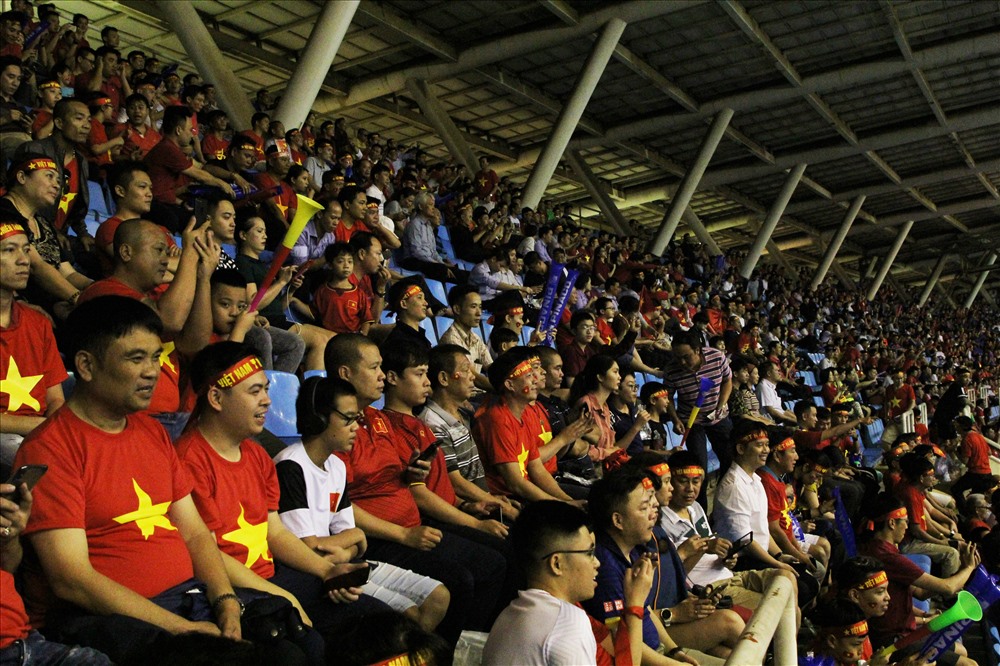 Cổ động viên Việt Nam phủ một màu đỏ rực trên khán đài tại sân vận động Mỹ Đình.