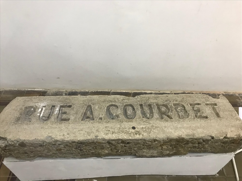 Bảng tên đường Rue A.Courbet (từ năm 1965 đổi thành Trần Cao Vân cho đến nay)
