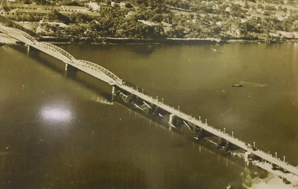 Cầu Trường Tiền sửa chữa tạm vào năm 1947 sau khi bị đánh sập