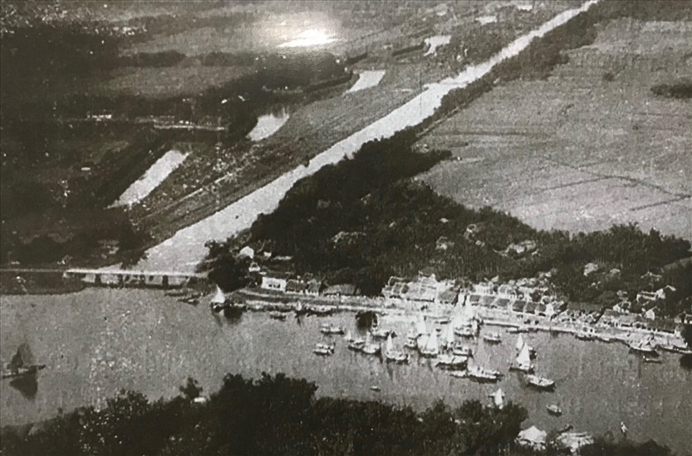 Thương cảng Bao Vinh nhìn từ sông Hương, ảnh chụp năm 1920