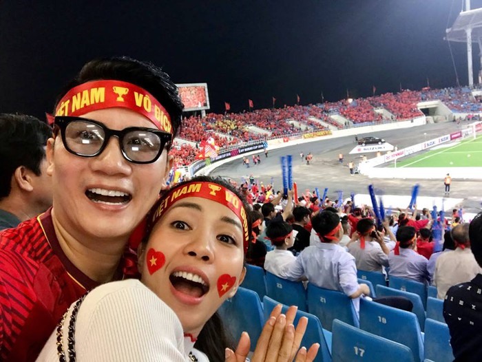 Vợ chồng MC Hoàng Bách vô cùng phấn khích trước chiến thắng tuyệt vời của đội tuyển Việt Nam.