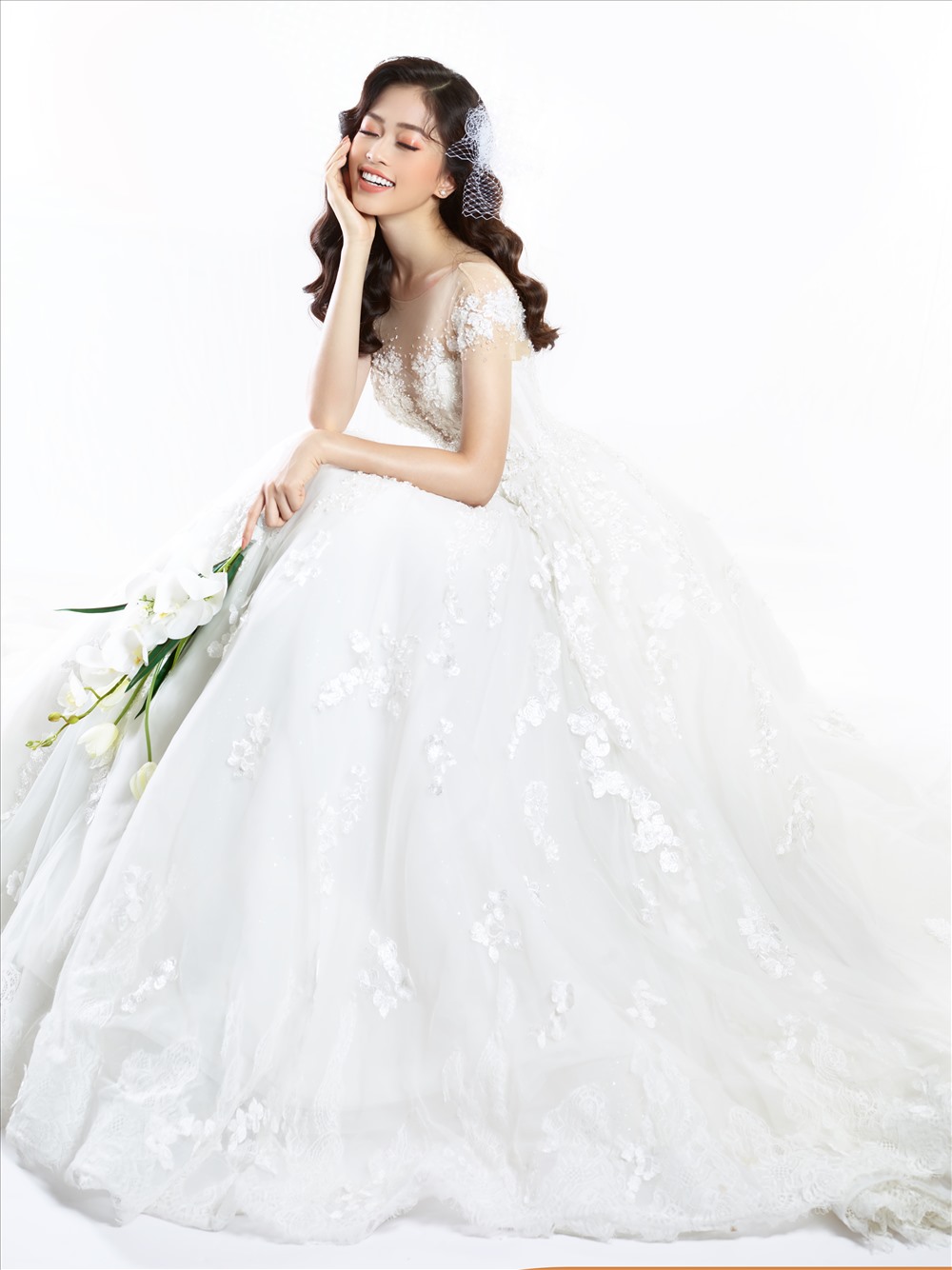 Mặc dù chụp hình với váy cô dâu nhưng đây chỉ là bộ hình Phương Nga thực hiện cho một thương hiệu váy cưới. 
