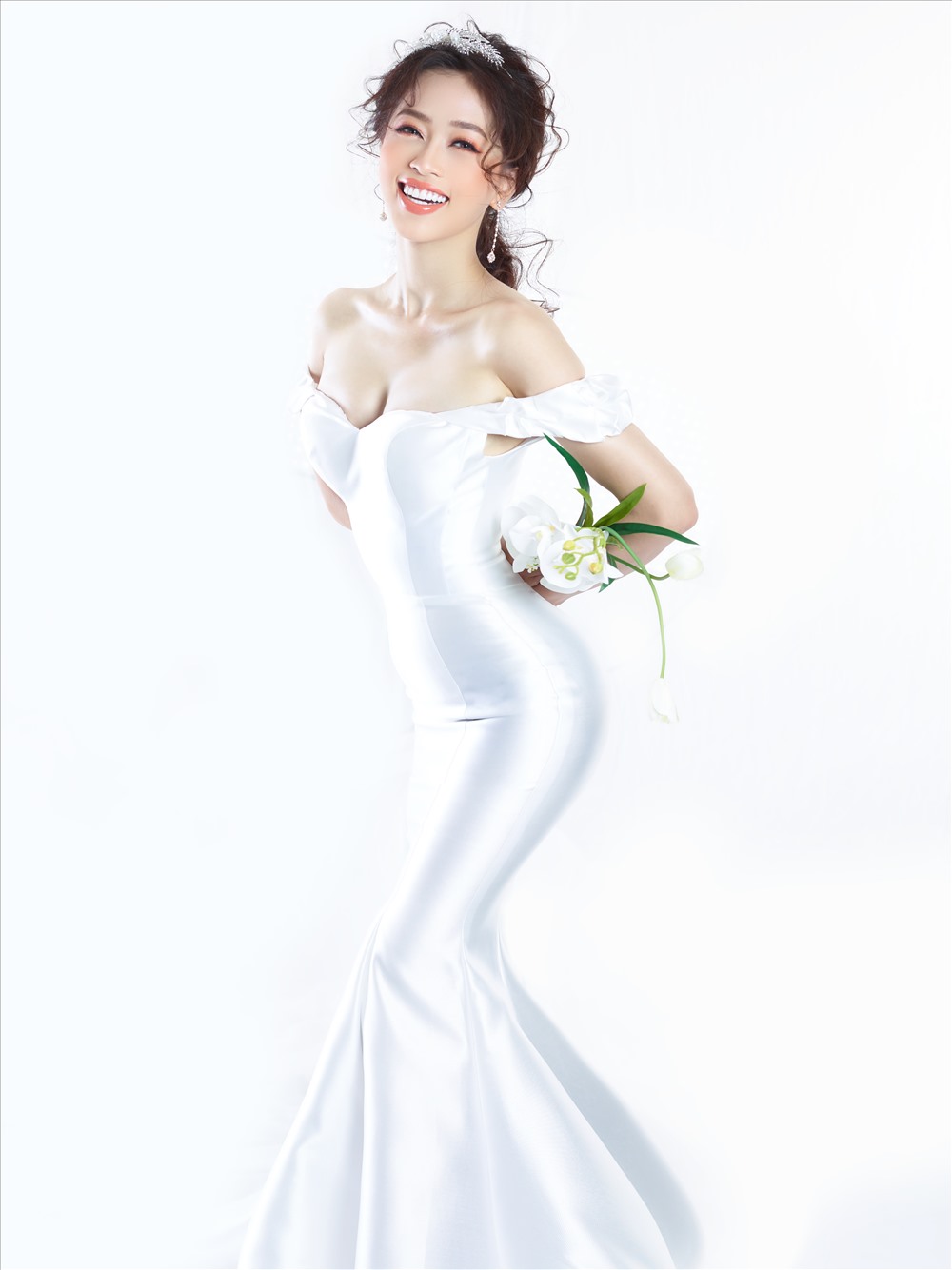 Tuy nhiên, đây chỉ là bộ hình Á hậu Phương Nga thực hiện khi kết hợp cùng với một hãng váy cưới. 