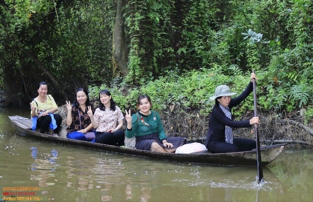 Các nữ đảng viên trải nghiệm cảm giác sông nước Xẻo Quýt. Ảnh: Phan Khuyên