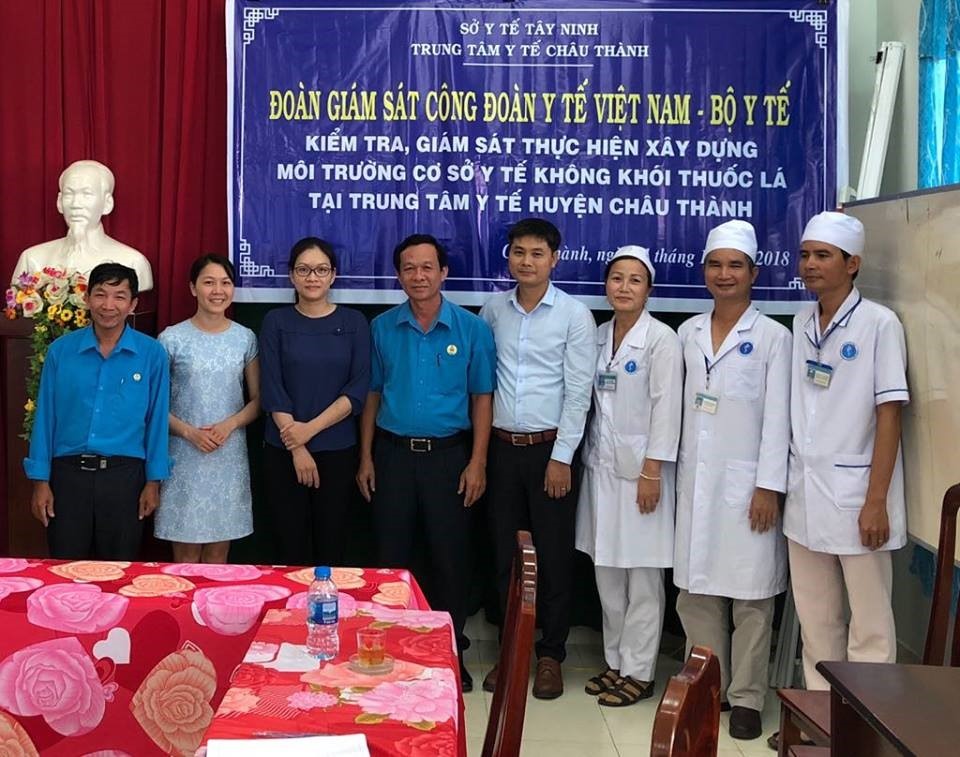 Đoàn công tác của Công đoàn Y tế VN trong buổi kiểm tra, giám sát xây dựng môi trường cơ sở y tế không khói thuốc lá tại Trung tâm y tế huyện Châu Thành, Tây Ninh.