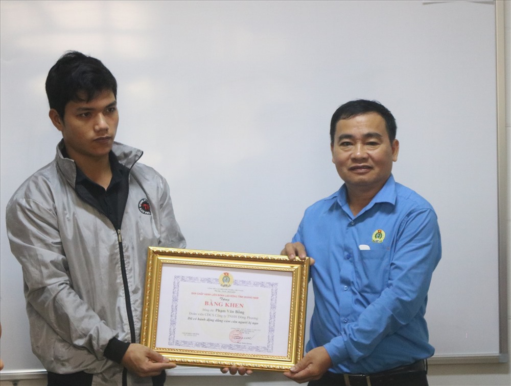 Chủ tịch LĐLĐ tỉnh Quảng Nam trao tặng bằng khen cho công nhân vì hành động dũng cảm. Ảnh: Đ.V
