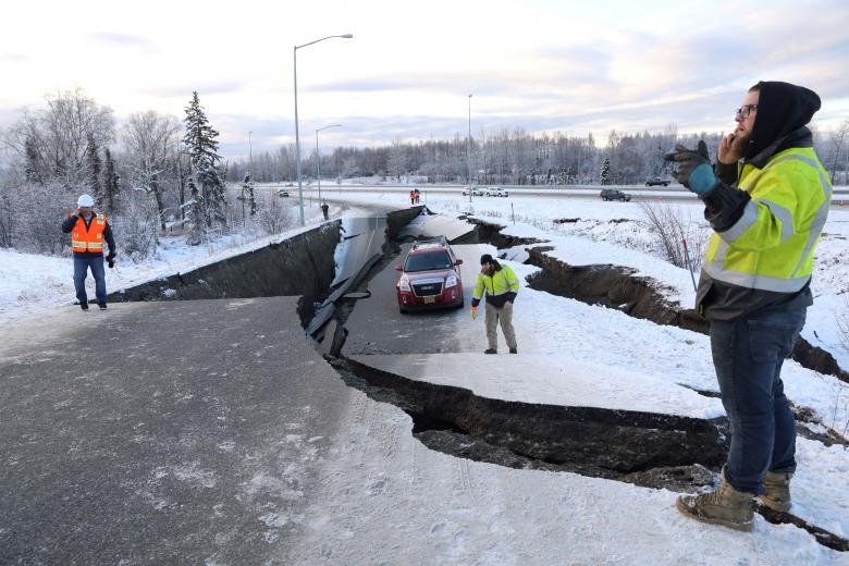 Một trận động đất mạnh 7 độ xảy ra tại phía Nam bang Alaska của Mỹ khiến người dân tháo chạy khỏi các tòa nhà, đồng thời kích hoạt cảnh báo sóng thần tại các khu vực bờ biển. iao thông đường bộ, đường sắt và một phần đường không đã bị gián đoạn. Đường xá vỡ nát sau trận động đất mạnh 7 độ tại Alaska. 