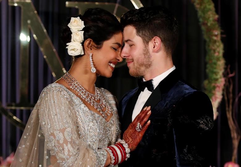 Nữ diễn viên Bollywood Priyanka Chopra và chồng Nick Jonas hạnh phúc trong tiệc cưới của họ ở New Delhi, Ấn Độ, ngày 4.12. Ảnh: REUTERS.