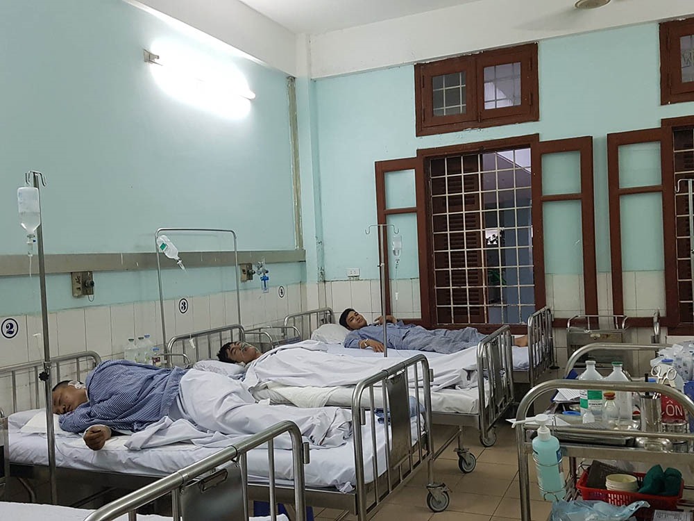 Các bệnh nhân bị thương đang được cấp cứu tại Bệnh viện Việt Tiệp.