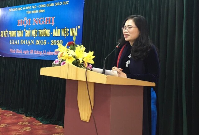 Bà Nguyễn Thị Bích Hợp - Phó Chủ tịch CĐ Giáo dục VN phát biểu tại hội nghị. CĐ Giáo dục Ninh Bình