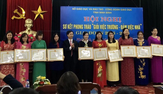 Ông Trịnh Duy Nghĩa - Chủ tịch CĐ Giáo dục Ninh Bình trao khen thưởng. Ảnh: CĐ Giáo dục Ninh Bình