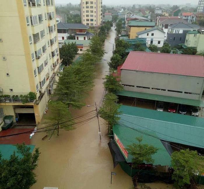 Khu chung cư tại phường Vinh Tân nước ngập vây quanh. Ảnh: NTV