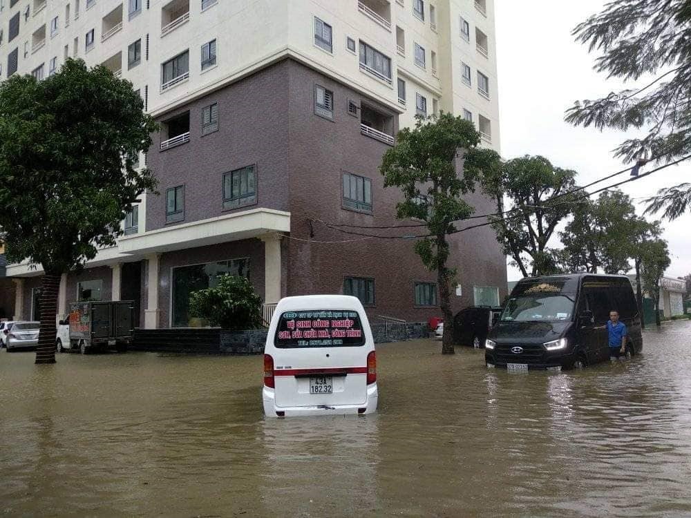 Đường vào chung cư Tecco Green View 3 tại phường Lê Lợi bị ngập hoàn toàn. Ảnh LG