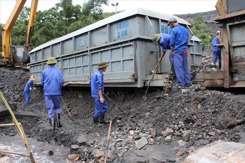 Trận đại hồng thủy cuối tháng 7, đầu tháng 8.2015 vùi lấp toàn bộ ga Lộ Phong, khiến than từ các mỏ không thể vận chuyển ra Nhà máy sàng tuyển, đồng nghĩa với việc nhiều khách hàng thiếu than. Ảnh: Nguyễn Hùng