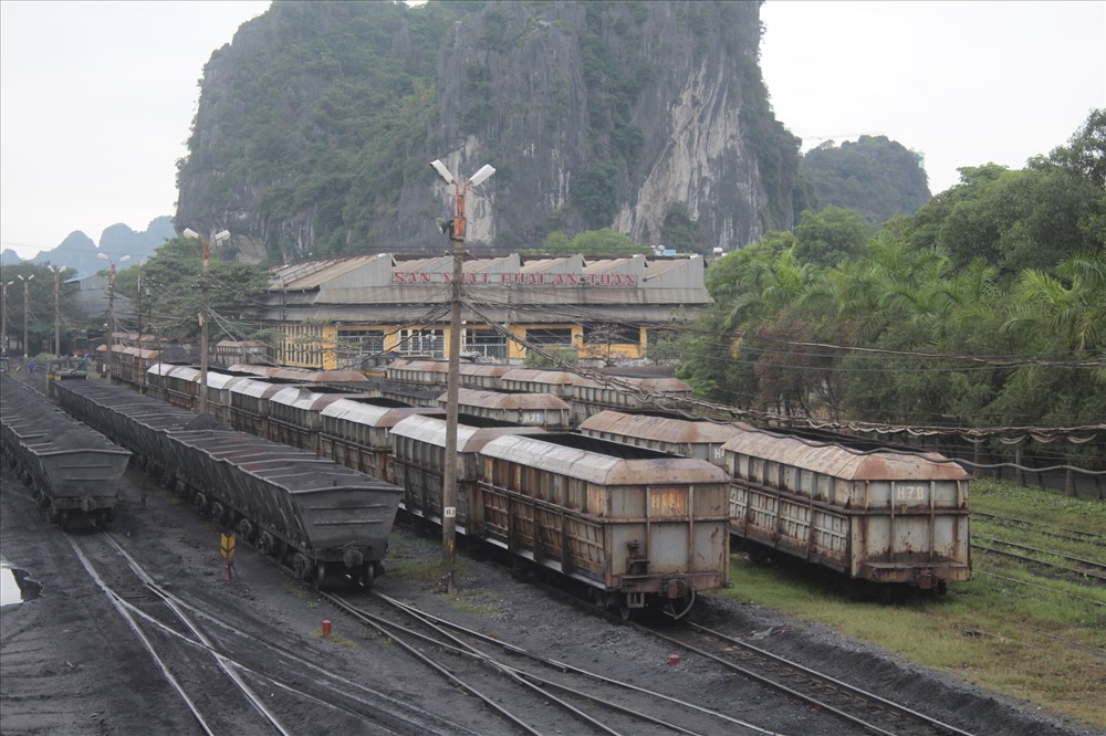 Phân xưởng đường sắt sẽ không còn khi nhà máy được di dời về vị trí mới, đồng nghĩa với việc toàn bộ đầu máy, toa tàu bị “khai tử“. Ảnh: Nguyễn Hùng