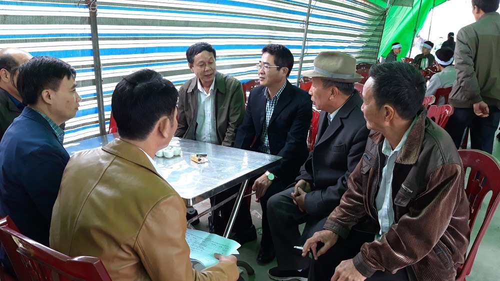 Ông Hoàng Đình Long, ông Trần Văn Huy đến chia buồn và trao tiền hỗ trợ cho gia đình các nạn nhân.