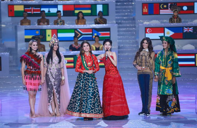 Hoa hậu Tiểu Vy (ngoài cùng bên phải) cùng top 4 Hoa hậu nhân ái Miss World 2018. 