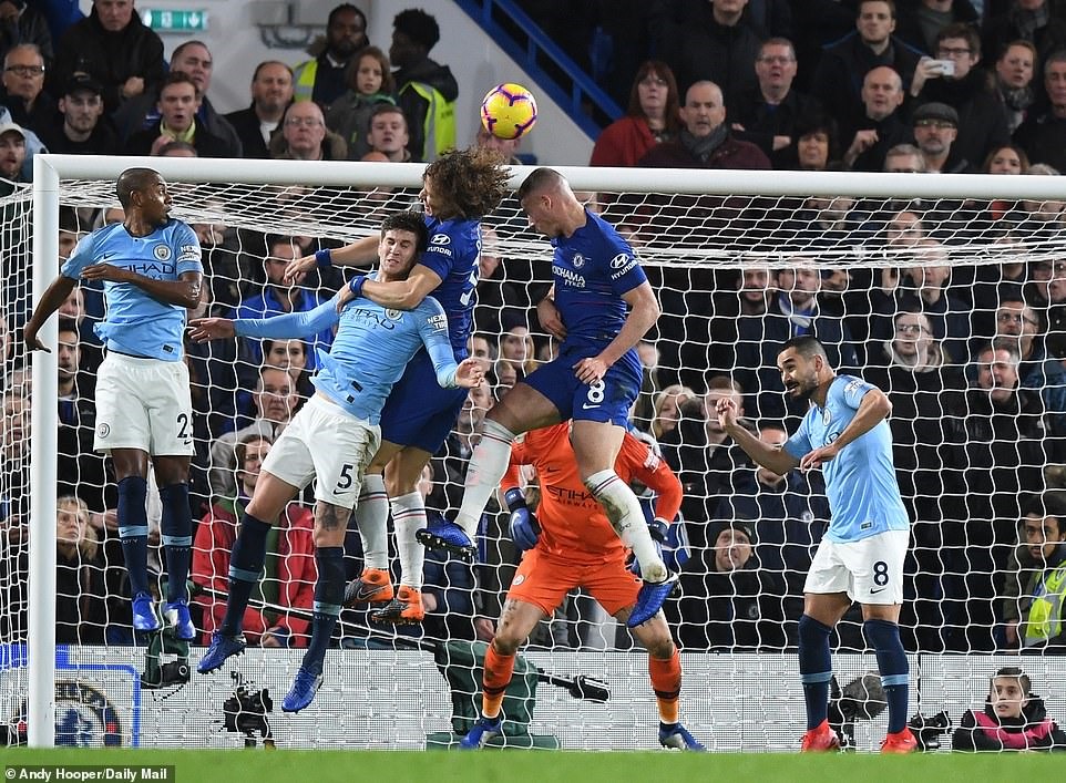 David Luiz bật cao hơn tất cả, đánh đầu ấn định tỷ số 2-0. Ảnh: Daily Mail.