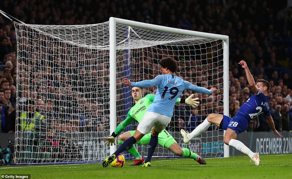 Kepa (áo xanh lá cây) từ chối không ít nỗ lực ghi bàn của đội khách. Ảnh: Getty Images.