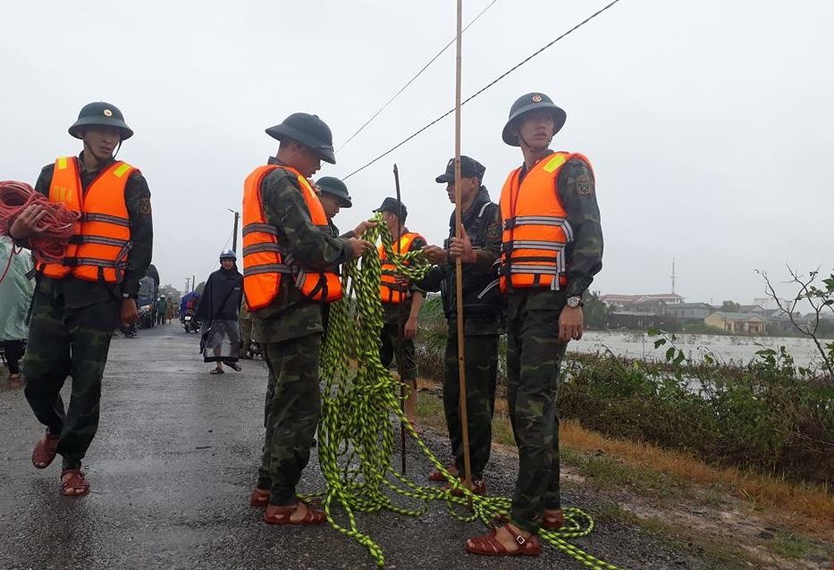 Lực lượng cứu hộ triển khai việc tìm kiếm nạn nhân mất tích. Ảnh: HT.