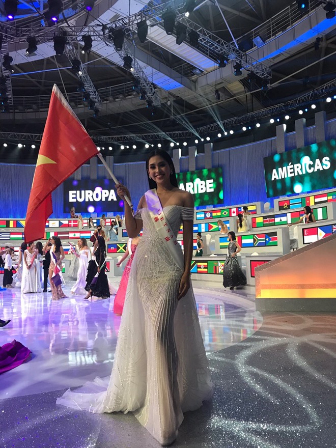 Tối 8.12, đêm chung kết Miss World 2018 đã khép lại với chiến thắng thuộc về người đẹp Mexico. Đại diện Việt Nam, Hoa hậu Tiểu Vy đã dừng chân ở top 30 chung cuộc.