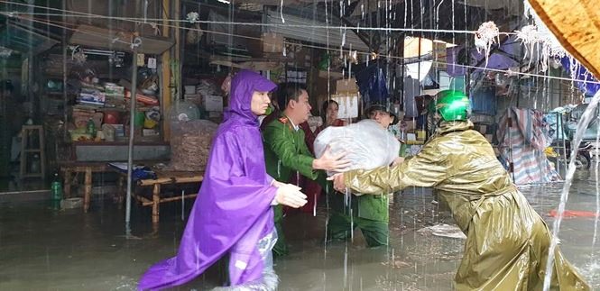 Chợ Vinh cũng bị nước nhấn chìm, các lực lượng chức tham gia ứng cứu di dời hàng hóa giúp tiểu thương.
