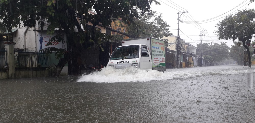 Do mưa kéo dài và mực nước sông Thu Bồn lên nhanh đã dẫn tới nước không kịp rút. Các hoạt động giao thông của người dân bị ảnh hưởng...