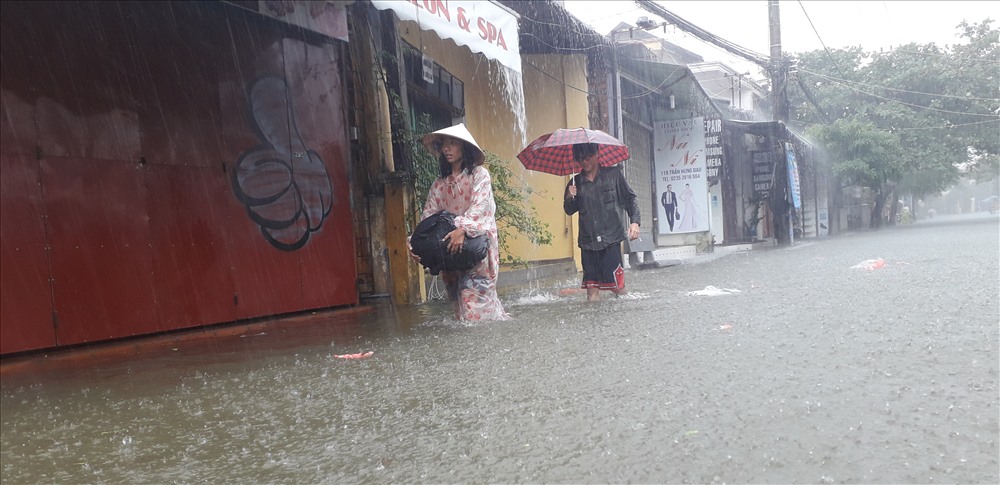 Do mưa kéo dài và mực nước sông Thu Bồn lên nhanh đã dẫn tới nước không kịp rút. Các hoạt động giao thông của người dân bị ảnh hưởng...
