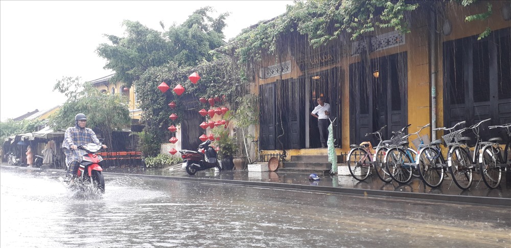 Theo dự báo của Đài Khí tượng Thủy văn, trong chiều và đêm 9.12, các địa phương của tỉnh Quảng Nam tiếp tục có mưa vừa, mưa to, có nơi mưa rất to. Trong 24 giờ tới, tổng lượng mưa phổ biến ở vùng núi từ 30 - 60mm, có nơi trên 80mm; khu vực đồng bằng ven biển và và trung du phổ biến từ 80 - 120mm, có nơi trên 150mm.