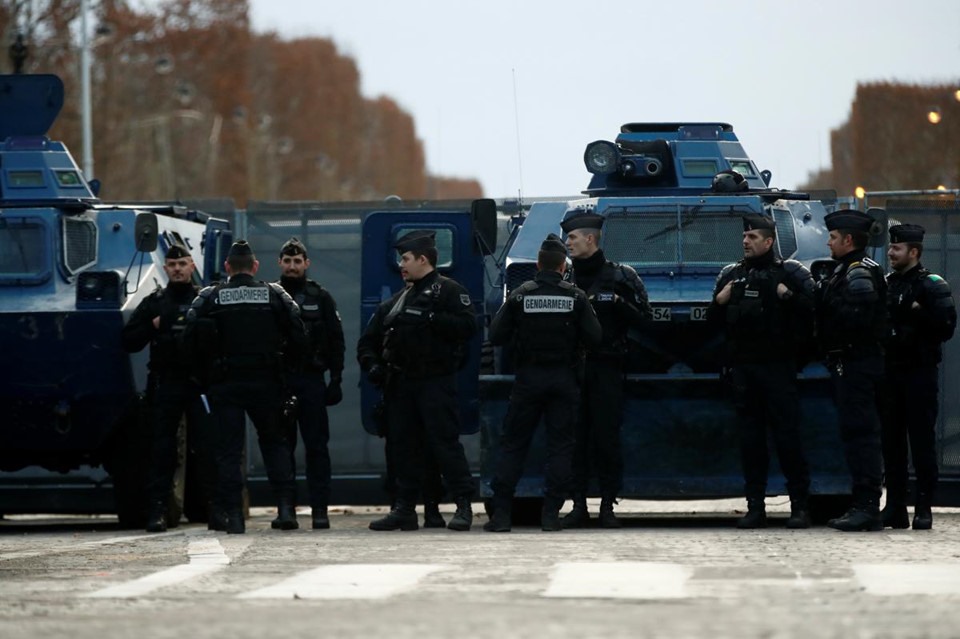 Cảnh sát Paris tập trung từ sáng sớm và chuẩn bị kỹ càng cho trường hợp xấu nhất, xe bọc thép đã được điều động để hỗ trợ lực lượng an ninh. Ảnh: Reuters. 