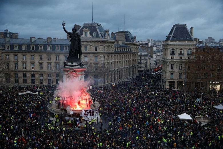 Hàng nghìn người thuộc phong trào “áo khoác vàng” vẫn xuống đường ở Paris vào ngày 8.12. Ảnh: Reuters.