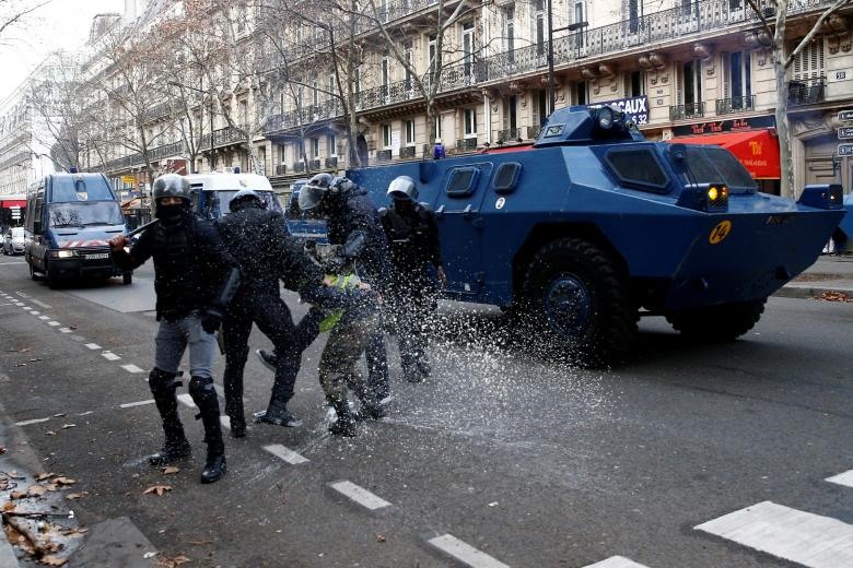 Đây là lần đầu tiên kể từ năm 2005, xe bọc thép xuất hiện trên đường phố Paris. Ảnh: Reuters.