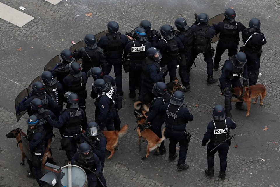 Cảnh sát chống bạo động Paris còn có sự hỗ trợ của những chú chó nghiệp vụ, chúng sẽ giúp cảnh sát trong việc truy bắt các phần tử quá khích. Ảnh: Reuters.