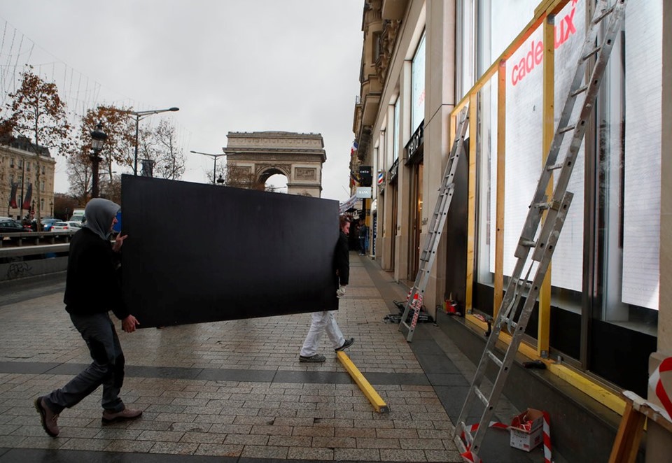 Trước đó, rút kinh nghiệm sau những gì diễn ra cuối tuần trước, từ sáng sớm, chủ các cửa hàng 2 bên đại lộ Champs-Elysees đã gia cố cửa sổ và cửa kính để đề phòng nguy cơ bị phá hoại và trộm cắp.