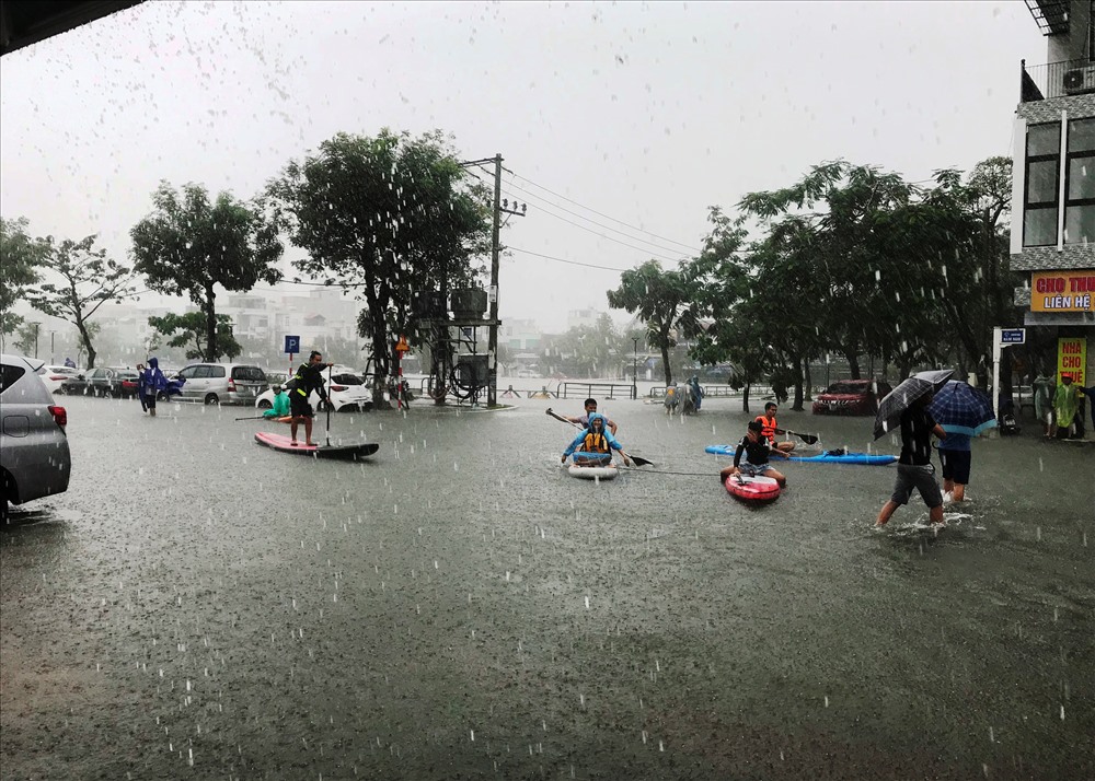 Nhiều thanh niên tỏ ra khá thích thú với việc chèo kayak trên đường tại trung tâm TP. 
