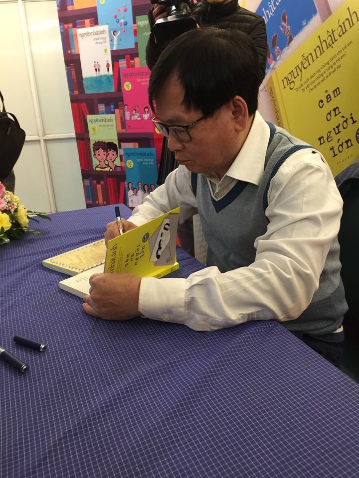Nhà văn Nguyễn Nhật Ánh ký tặng sách và giao lưu độc giả tại Thư viện Hà Nội.