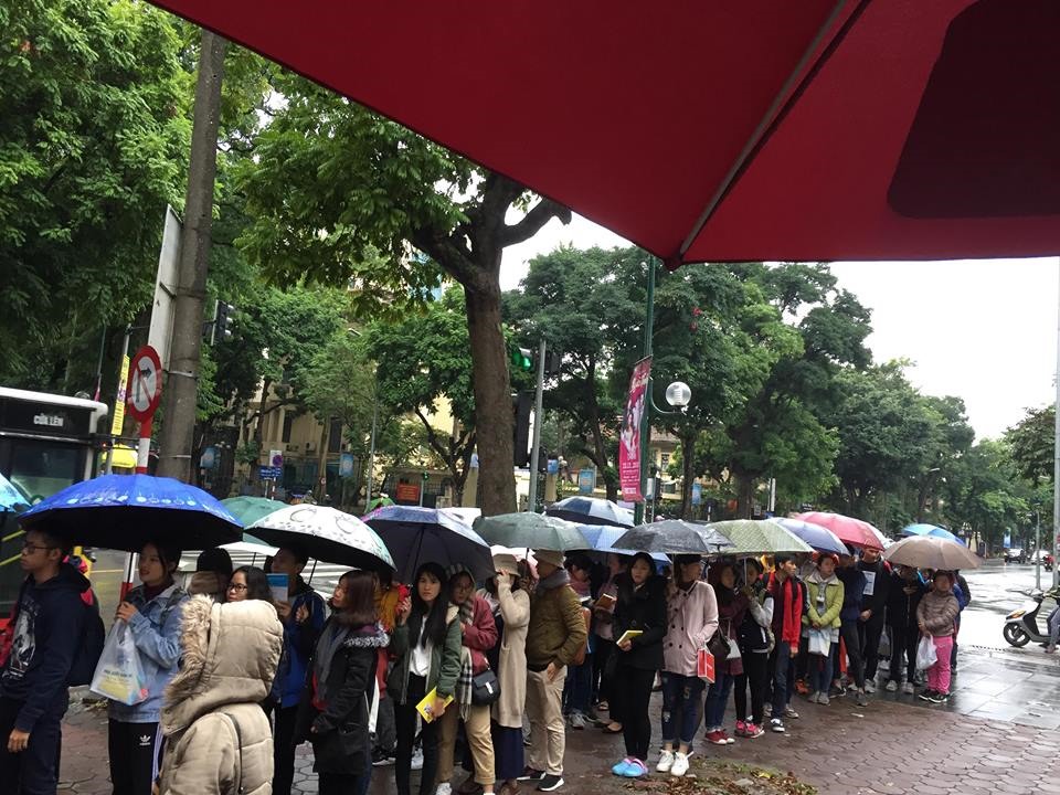 Mặc dù thời tiết khắc nghiệt nhưng độc giả Thủ đô vẫn kiên trì đội mưa đứng xếp hàng chờ xin chữ ký nhà văn Nguyễn Nhật Ánh.