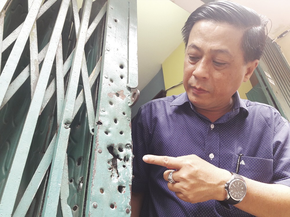Anh Trần Vũ Bình, con thứ ba của ông Năm Lai, hiện là Trưởng đại diện Văn phòng Viện Kiểm sát Nhân dân Tối cao tại TPHCM, chỉ những vết đạn kẻ địch đã điên cuồng bắn vào cửa nhà khi phát hiện ra nơi ông  Năm Lai giấu vũ khí.