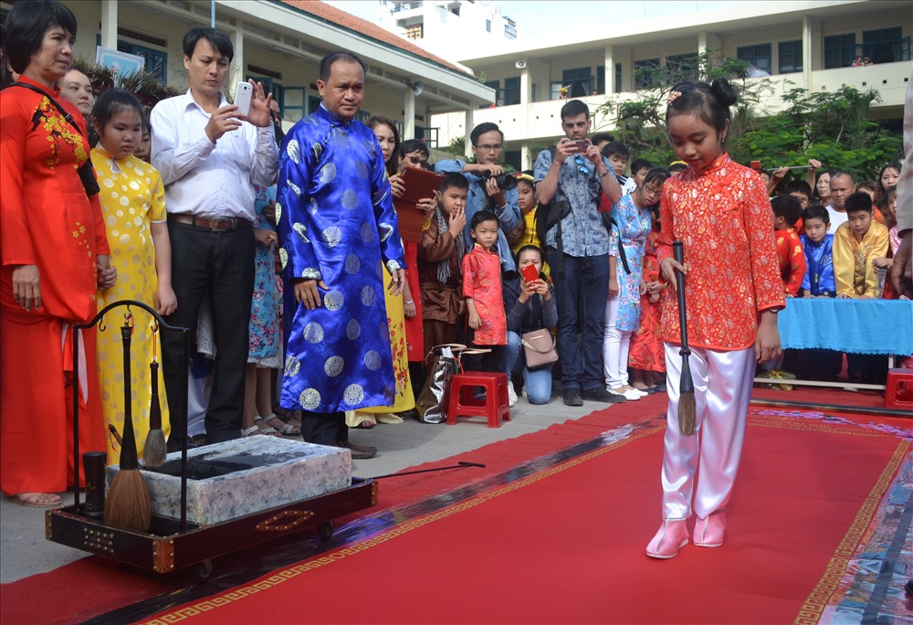 Nhương Huyên tính khoảng cách giữa các chữ trước khi viết. Ảnh: Châu Tường