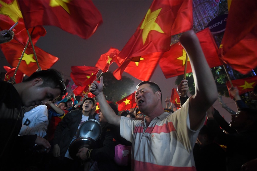 CĐV Việt Nam xuống đường ăn mừng chiến tích lịch sử của U23 Việt Nam. Ảnh: ANH TUẤN