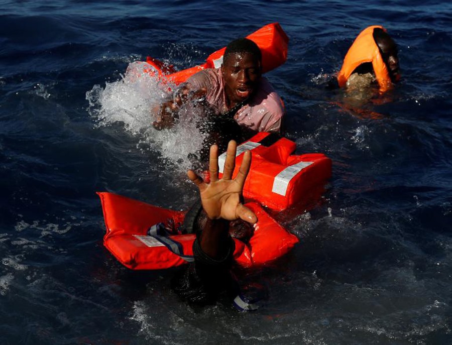 Những người nhập cư bị lật xuồng tại vùng biển quốc tế ở trung Địa Trung Hải, cách bờ biển Zawiya, Libya 15 hải lý. Ảnh: Reuters