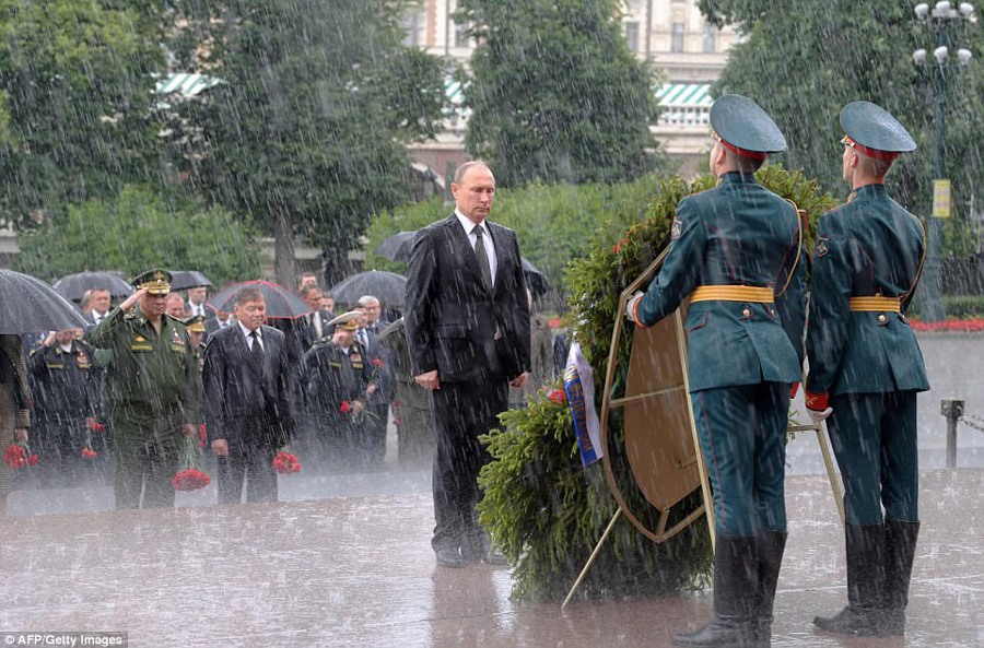 Tổng thống Nga Vladimir Putin dầm mưa viếng mộ chiến sĩ vô danh thiệt mạng trong Thế chiến 2, ngày 22.6.2017. Ảnh: GETTY IMAGES