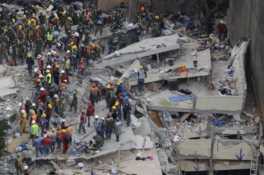 Trận động đất ngày 19.9.2017 ở Mexico làm ít nhất 216 người thiệt mạng. Đây là trận động đất mạnh thứ hai xảy ra ở Mexico sau cơn địa chấn làm chết hàng nghìn người vào năm 1985. Trong ảnh: Nhân viên cứu hộ tìm các nạn nhân bị mắc kẹt trong một tòa nhà bị sập ở Del Valle, Mexico City ngày 20.9.2017. Ảnh: AP