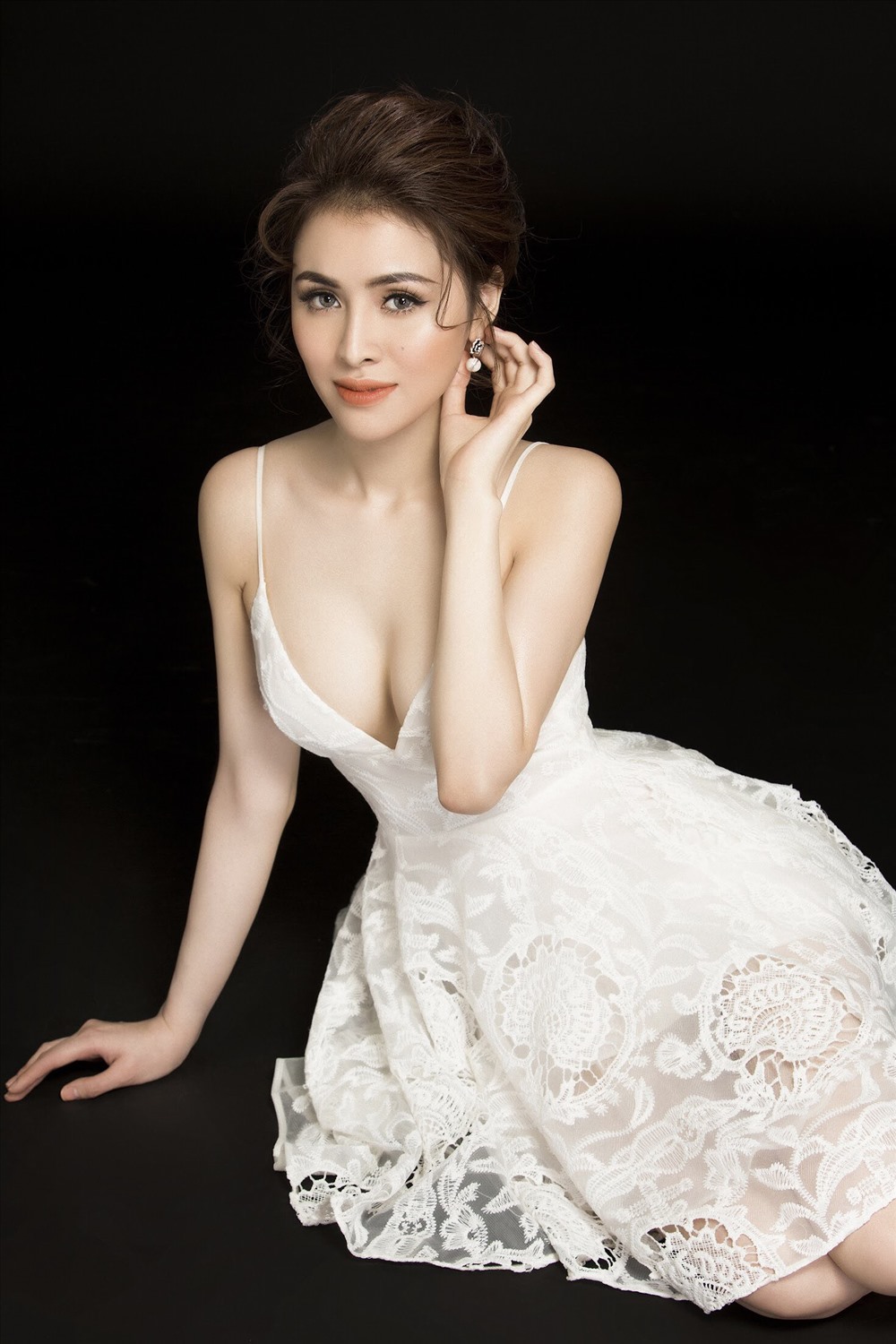 Không cần gồng mình diễn xuất hay phô diễn hình thể, Thư Dung vẫn chiếm trọn cảm tình của người nhìn với nét đẹp mong manh hiếm có.